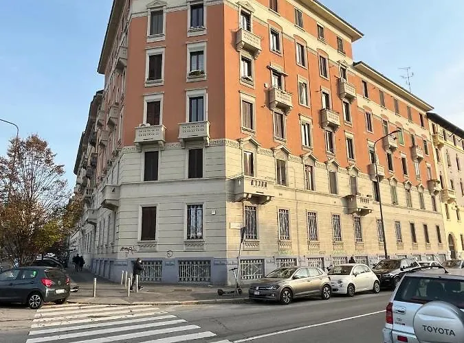 The Small White House In * Milán