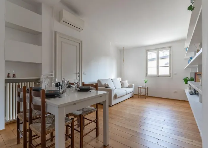 The Rent - Lovely One-bedroom In Moscova *