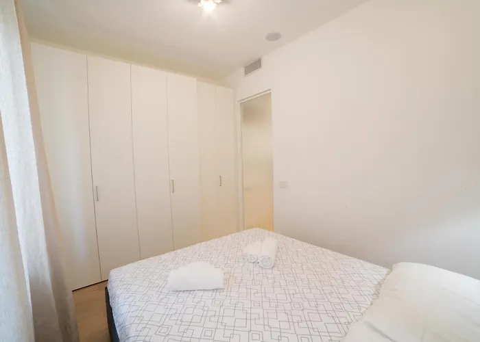 Amazing New - Navigli-centro, *