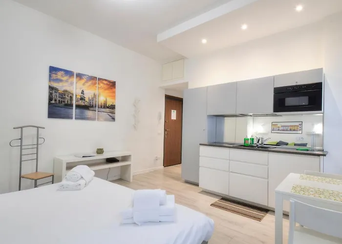 I Host - Cossa 19 * מילאנו