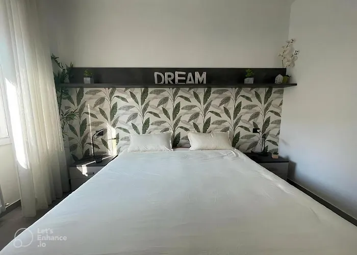 R39 Modern With Private Parking