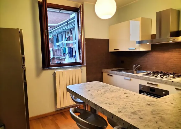 Big Bright Flat In Close To Loreto Square * Milánó