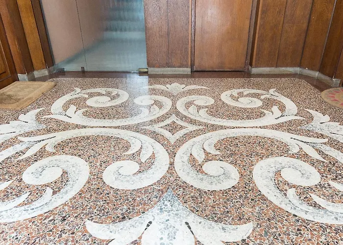 Rosso A Milano, Vicino Allo Ieo 米兰