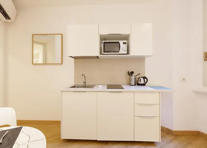 Guesthost - In The Heart Of Milano! *