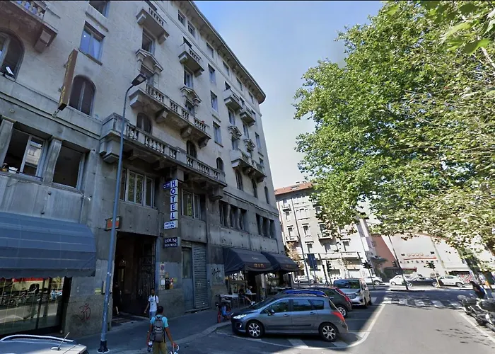 Station Group - Via Sammartini 15 4*