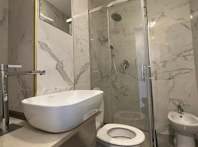 Отель Midway 3*