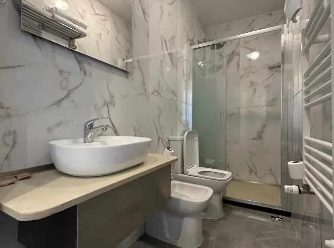 Отель Midway 3*