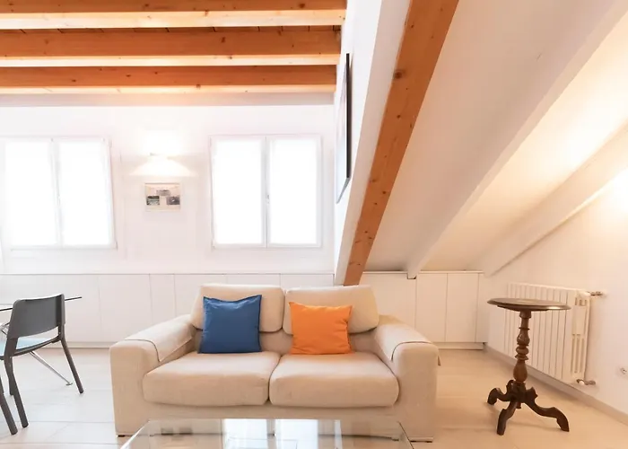Lägenhet Mansarda Cola *
