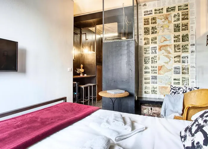 Hostmate - - Sammartini's Cave- *