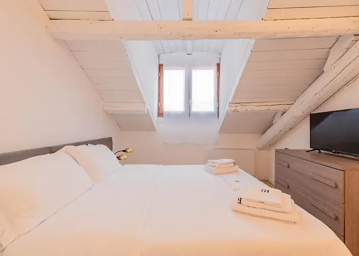 Brera Flat Near Duomo ميلان