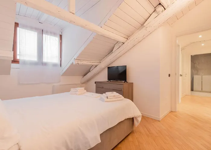 Brera Flat Near Duomo شقة *