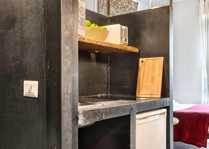 Hostmate - - Sammartini's Cave- *