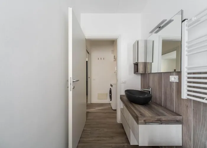 Guesthost - Comfy With Private Parking & Balcony Apartament