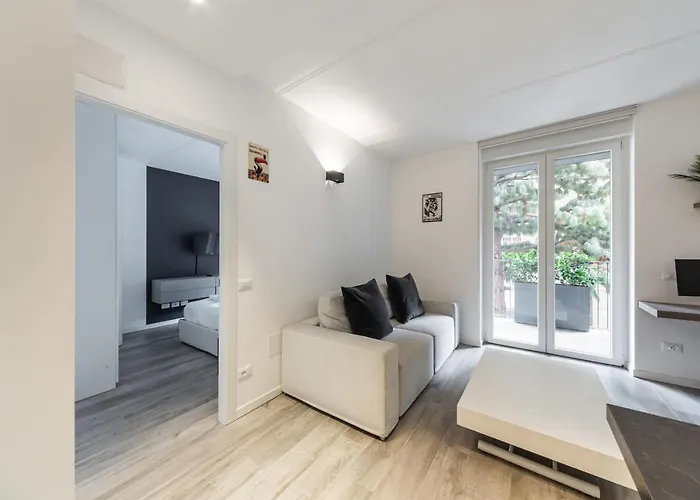 Guesthost - Comfy With Private Parking & Balcony
