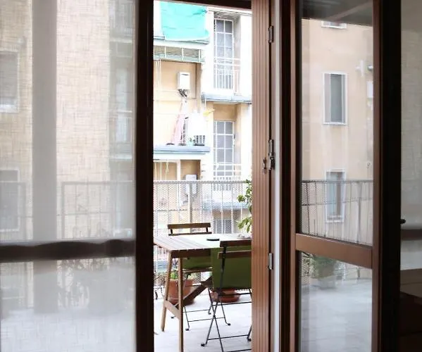 Terrace Close To Metro Station Appartamento