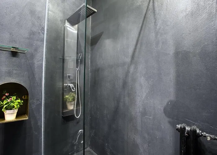 Hostmate - - Sammartini's Cave- *