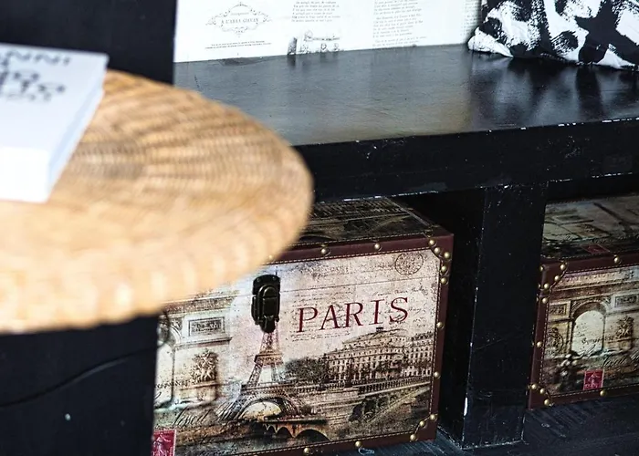 Hostmate - - Sammartini's Cave- *