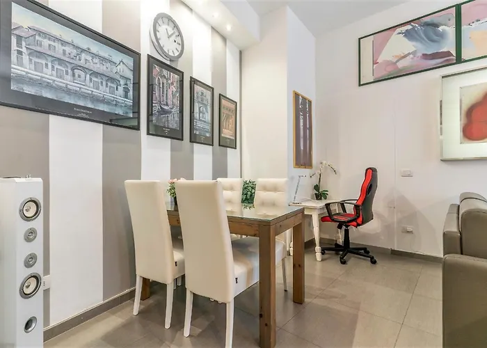 S. Ambrogio Square Apartmán *