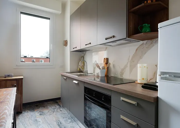 Guesthost - Dergano Comfy - 250 M Far From M3 Apartment