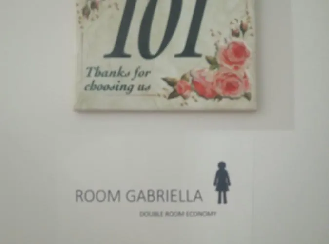 Floris בית הארחה *