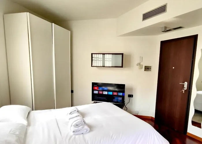 With Exclusive Terrace In Downtown With Ac,wifi,subway M1 M2 In Shopping Area *