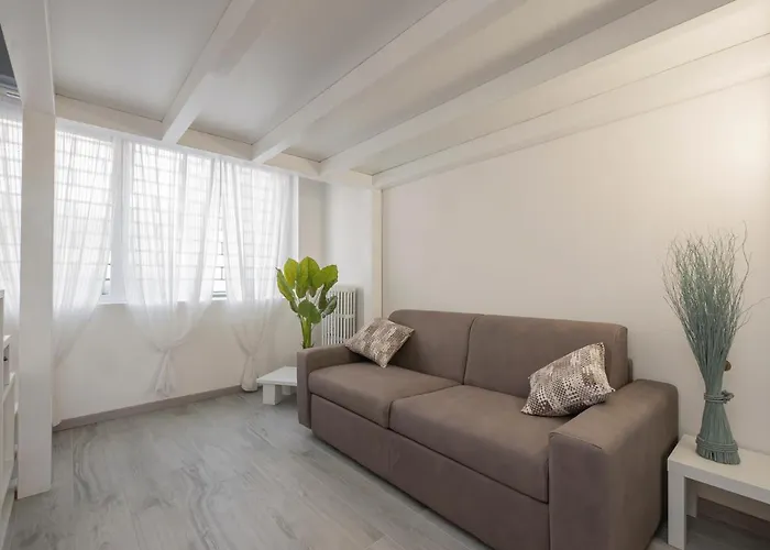 I Host - Neera 22 밀라노