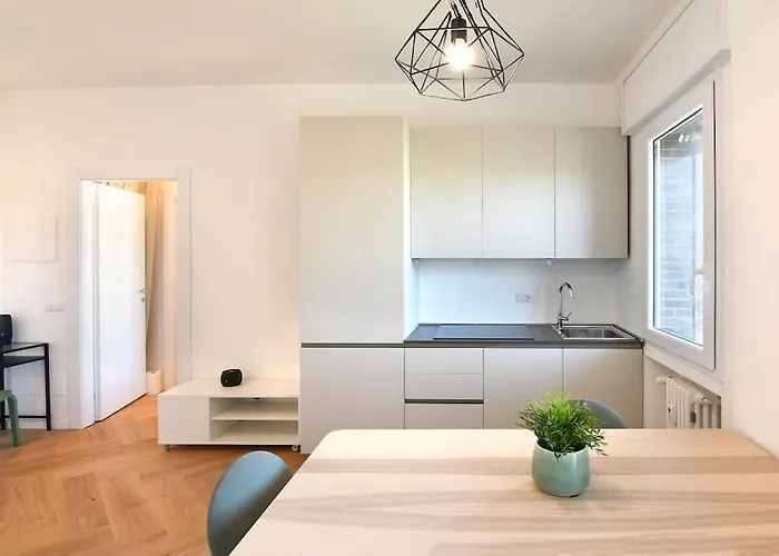 Appartamento Luminoso Bilocale Con Terrazzino Milano