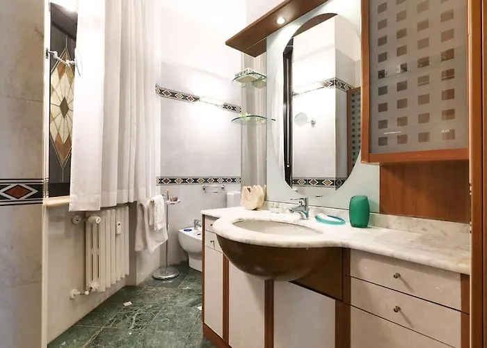 Large And Elegant In Missori Duomo *