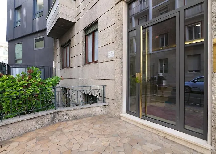 Large And Elegant In Missori Duomo