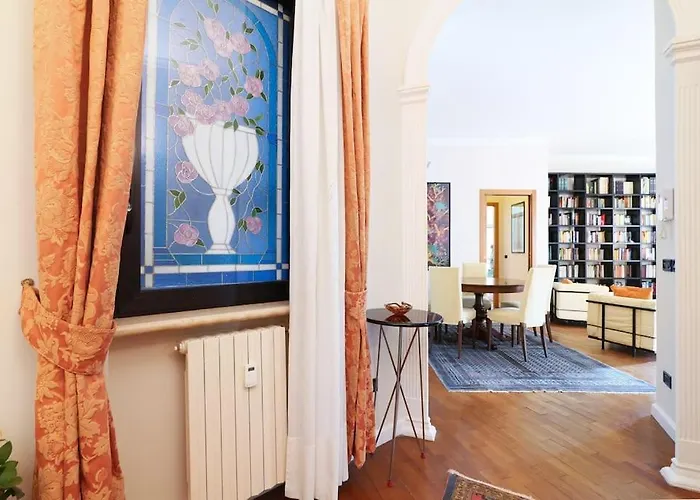 Large And Elegant In Missori Duomo מילאנו