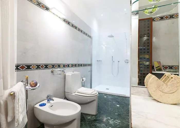 Large And Elegant In Missori Duomo מילאנו