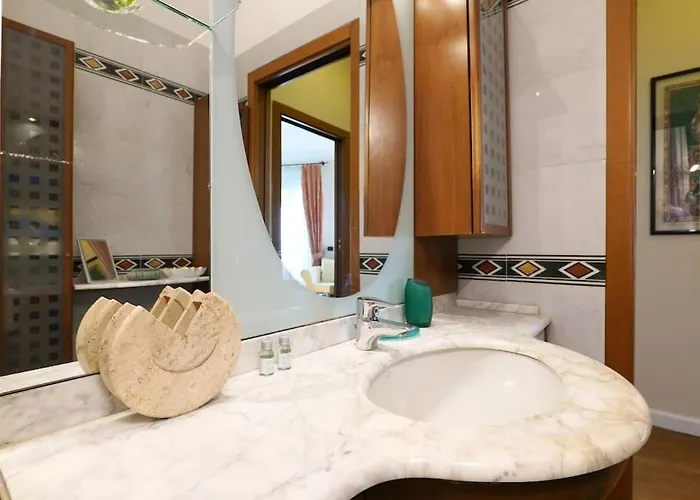 Large And Elegant In Missori Duomo מילאנו