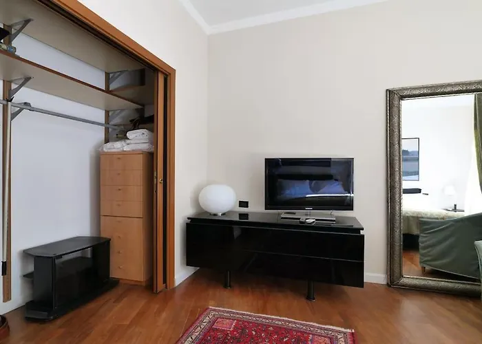 Large And Elegant In Missori Duomo *