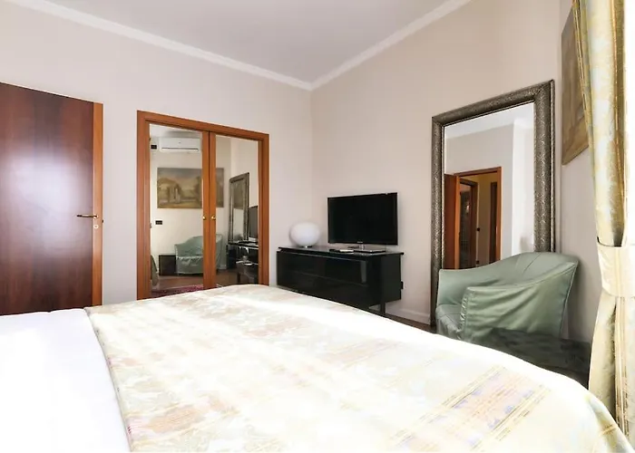 Large And Elegant In Missori Duomo דירה