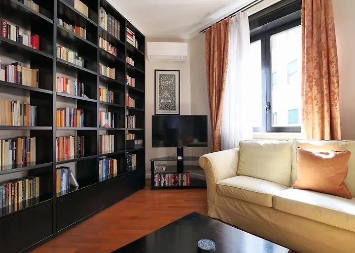 Large And Elegant In Missori Duomo מילאנו