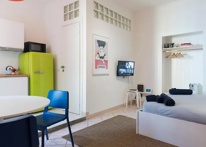Xenia - Stylish Colorful Apt- Upbeat & Well-connected Area Milano