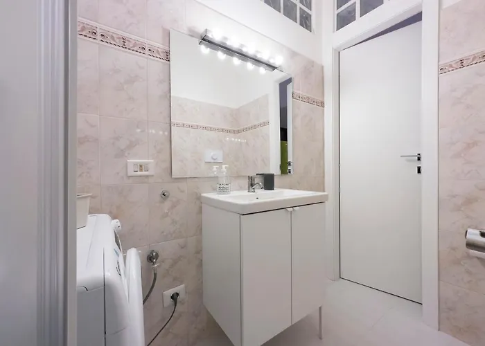 Xenia - Stylish Colorful Apt- Upbeat & Well-connected Area Milano
