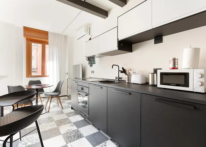 Guesthost - Renovated Apts *