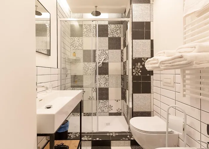 Guesthost - Renovated Apts Apartment