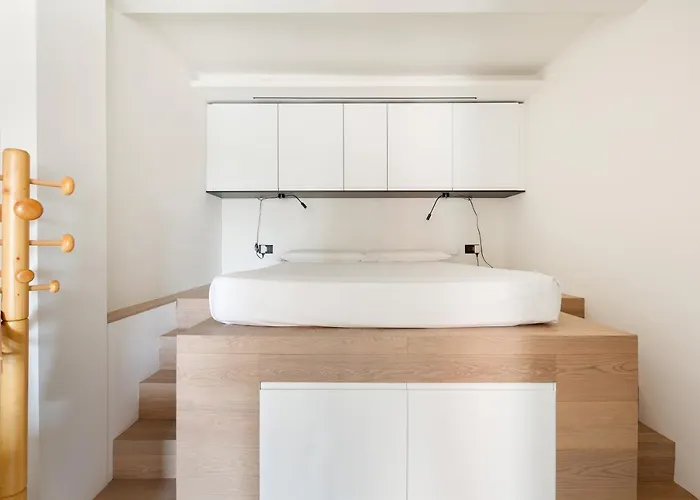 Guesthost - Renovated Apts *