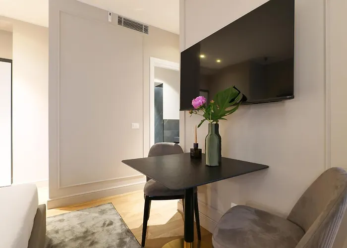 برستيج بوتيك للشقق الفندقية - بياتزا دومو فيو شقة 4*