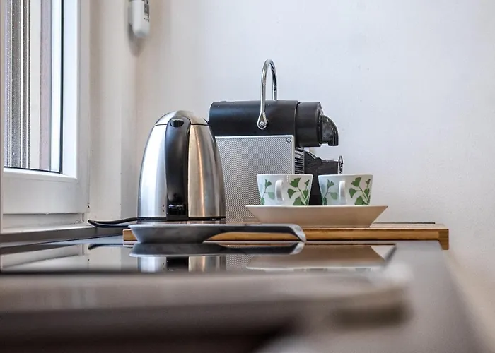 New & Bright Balcony Flat By Station *