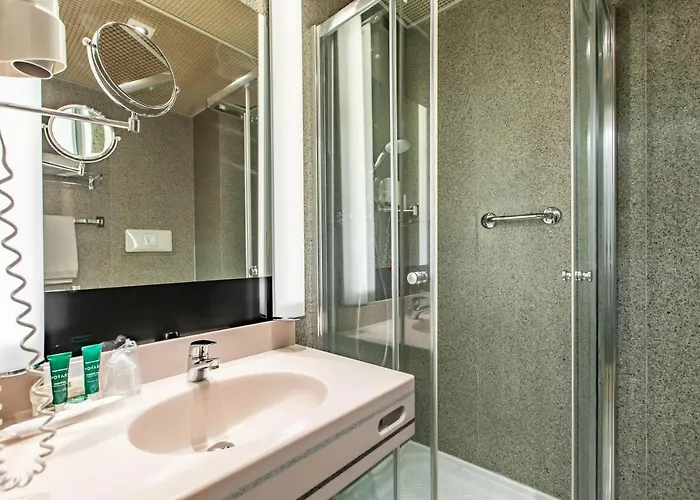 Hotiday Turro فندق 4*