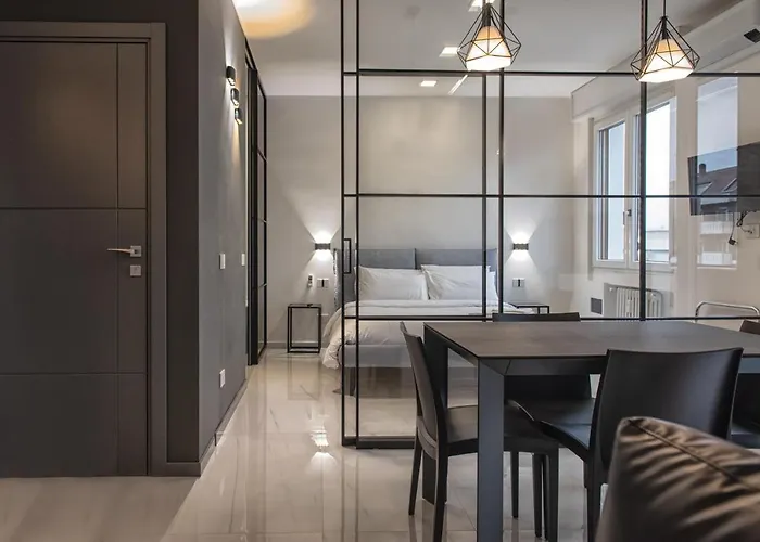 New & Bright Balcony Flat By Station * Milán