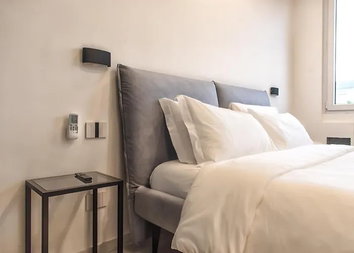 New & Bright Balcony Flat By Station Apartmán