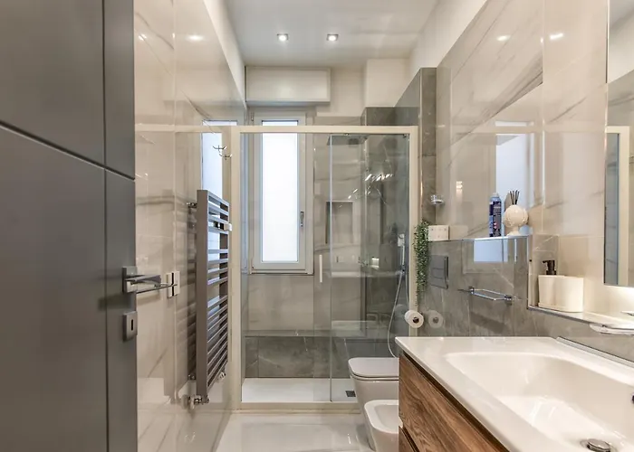 New & Bright Balcony Flat By Station