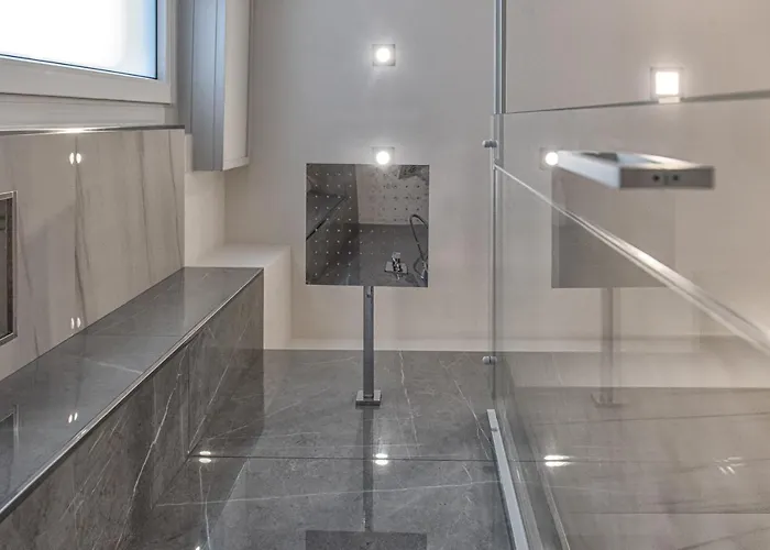 New & Bright Balcony Flat By Station *