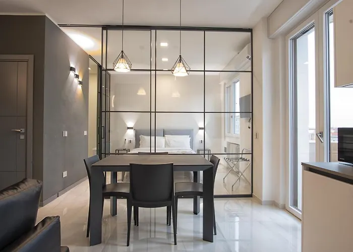 New & Bright Balcony Flat By Station