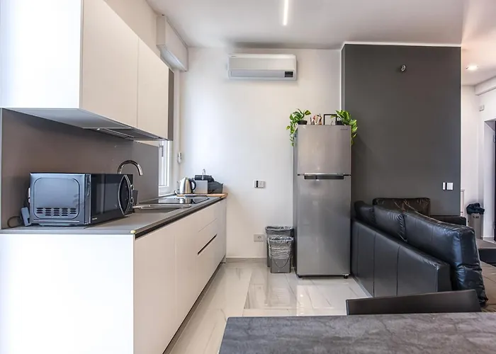 New & Bright Balcony Flat By Station *