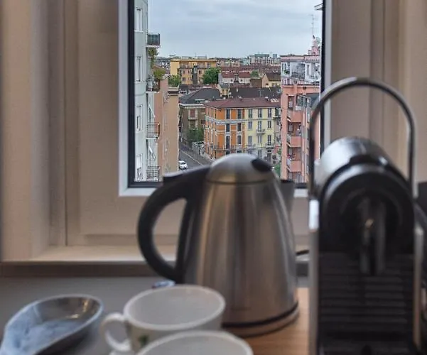 New & Bright Balcony Flat By Station